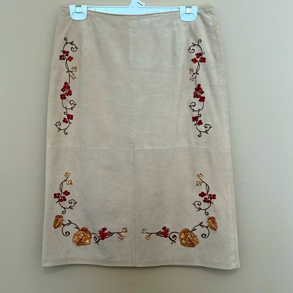 Beautiful real suede pencil skirt. Fully lined with beautiful embroidery. - Picture 1 of 5